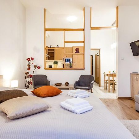 Downtown Charm With Balcony And Garden View Apartment Будапеща Екстериор снимка