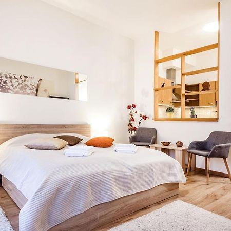 Downtown Charm With Balcony And Garden View Apartment Будапеща Екстериор снимка