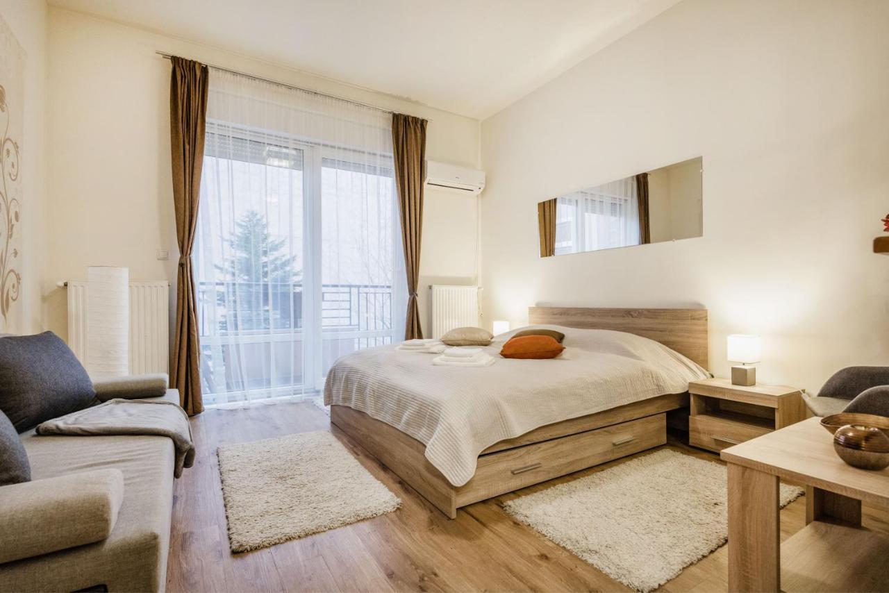 Downtown Charm With Balcony And Garden View Apartment Будапеща Екстериор снимка
