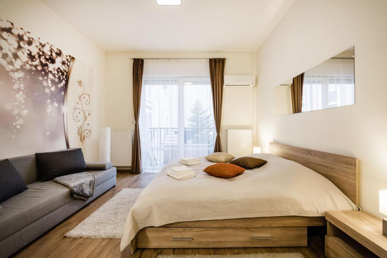 Downtown Charm With Balcony And Garden View Apartment Будапеща Екстериор снимка