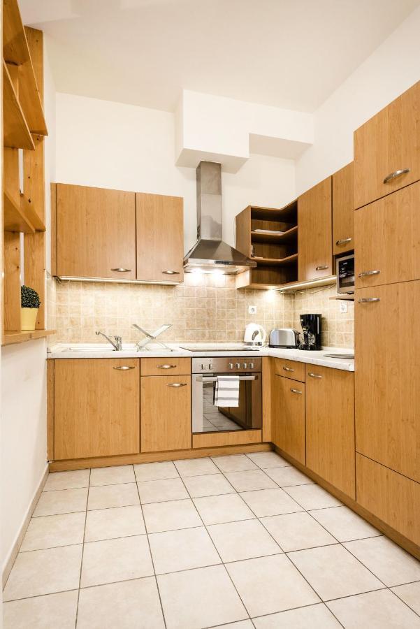 Downtown Charm With Balcony And Garden View Apartment Будапеща Екстериор снимка
