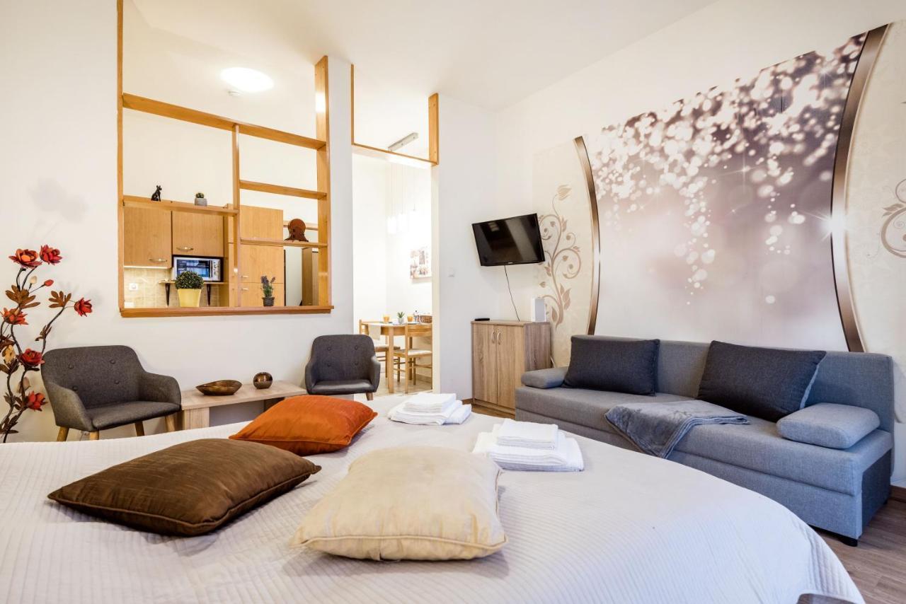 Downtown Charm With Balcony And Garden View Apartment Будапеща Екстериор снимка