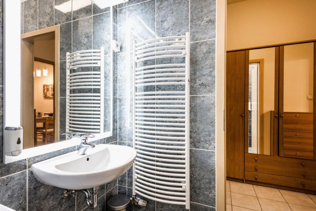 Downtown Charm With Balcony And Garden View Apartment Будапеща Екстериор снимка