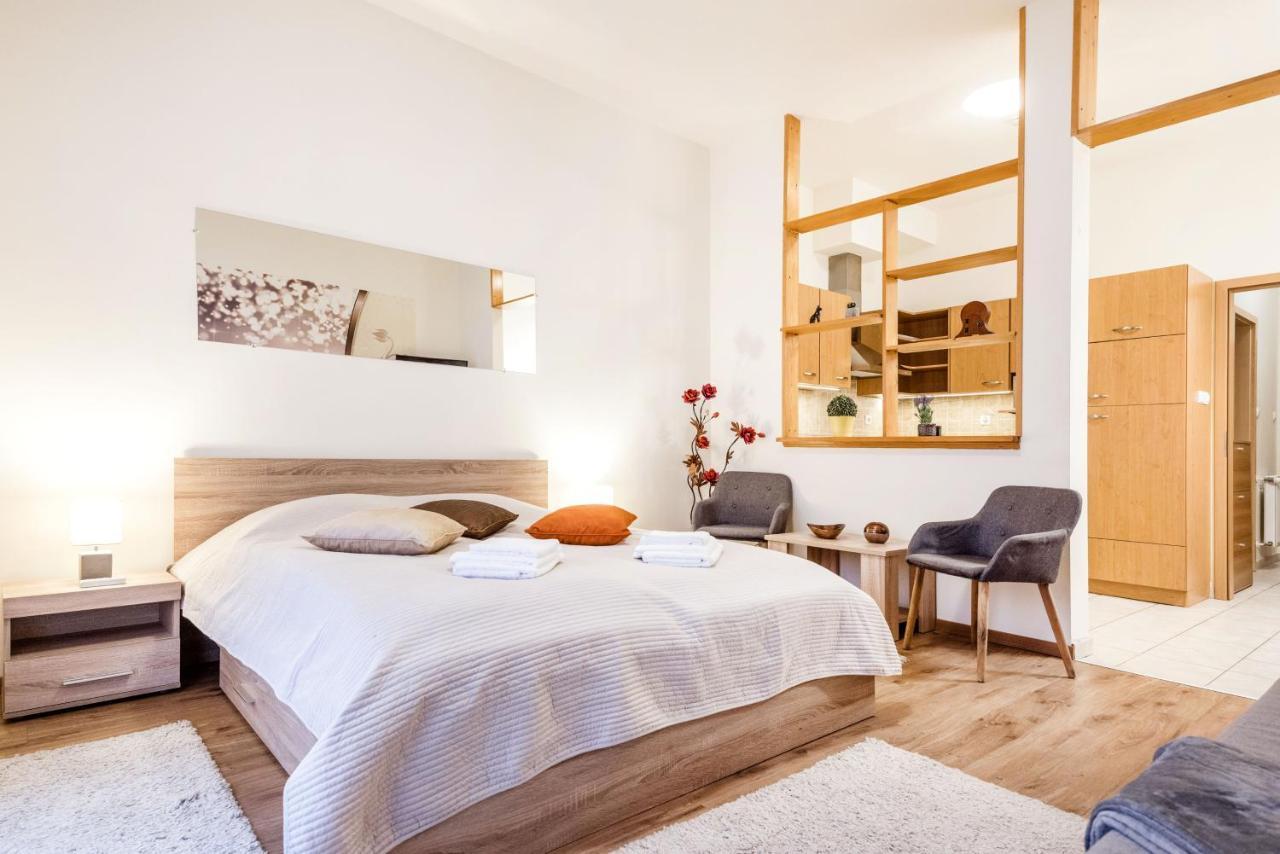 Downtown Charm With Balcony And Garden View Apartment Будапеща Екстериор снимка