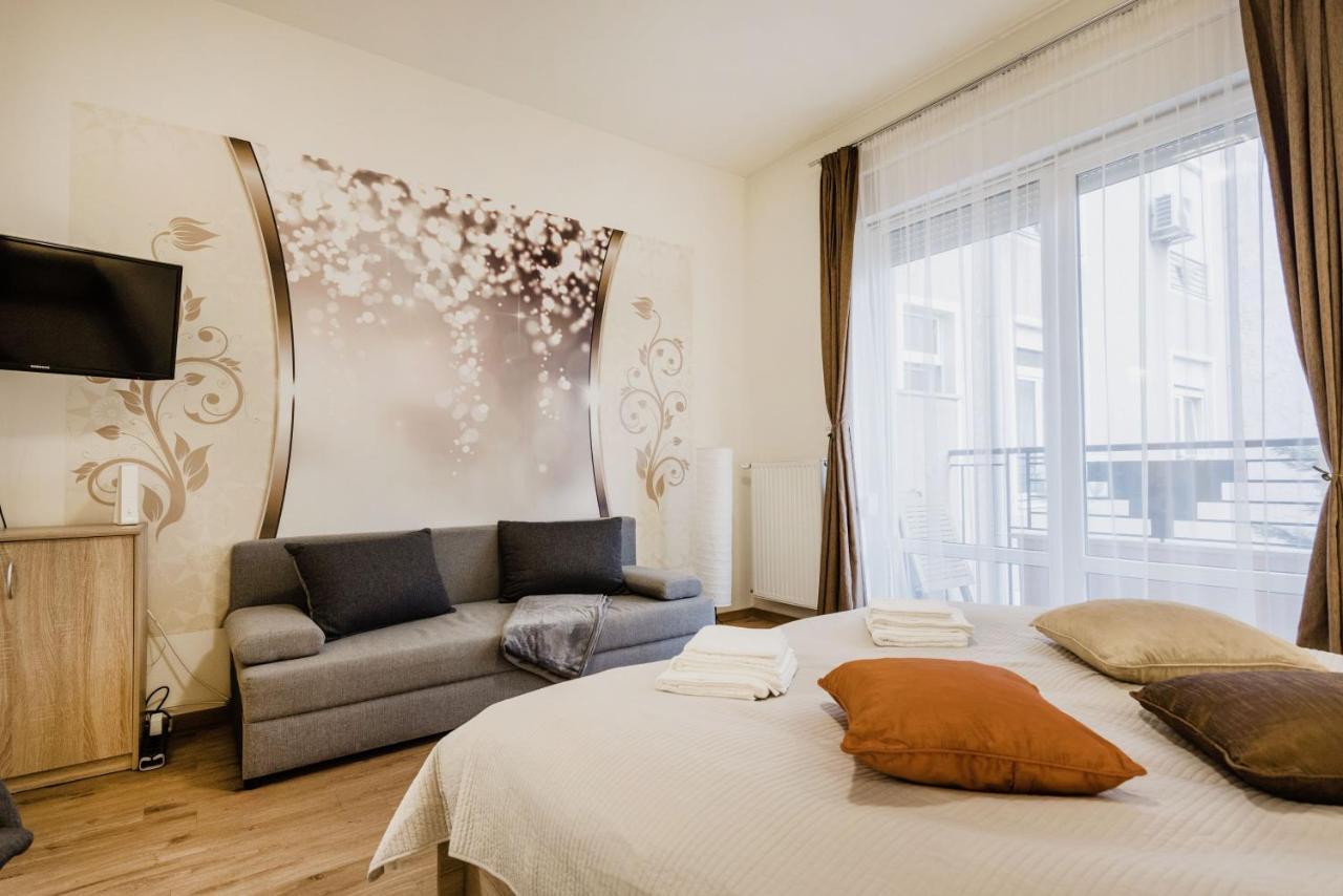 Downtown Charm With Balcony And Garden View Apartment Будапеща Екстериор снимка